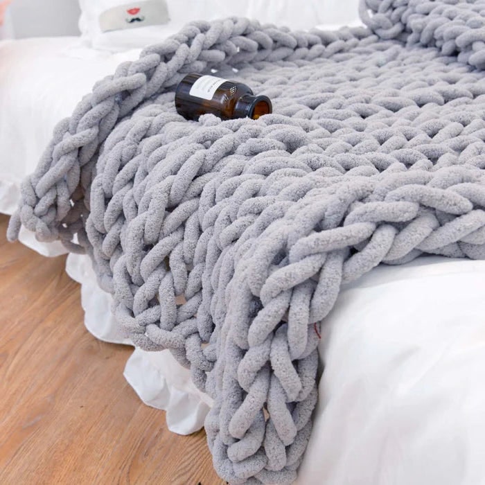 Grof gebreide plaid met zachte chenillegaren en extra grote lussteken imitatiebont