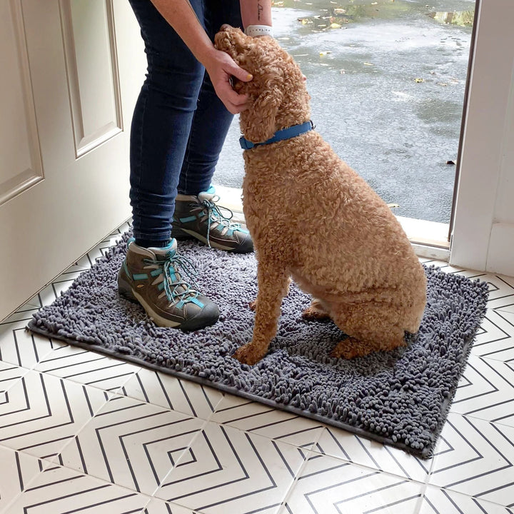 Absorberende antislip deurmat voor honden met vuile poten