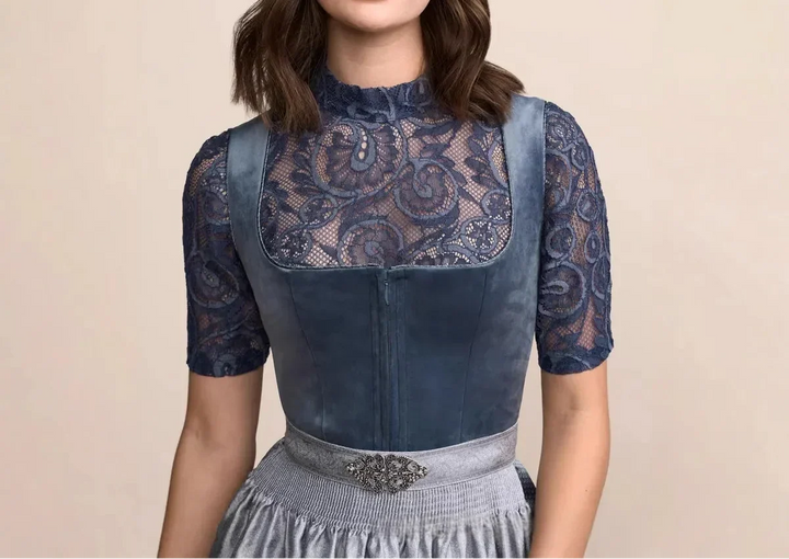 Dames dirndl met decoratieve bies, schort en geplisseerde rok