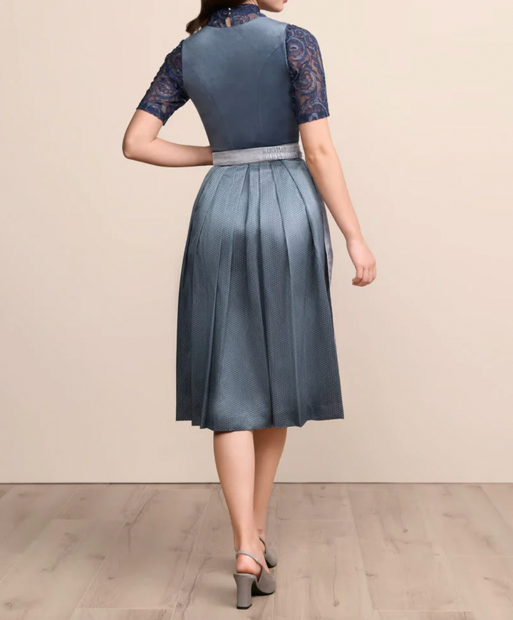 Dames dirndl met decoratieve bies, schort en geplisseerde rok