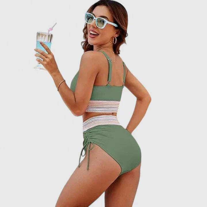 https://cdn.shopify.com/s/files/1/0934/0452/8907/files/dames-bikini-set-met-hoge-taille-v-hals-en-verstelbare-zijkoorden-12.webp?v=1775480710
