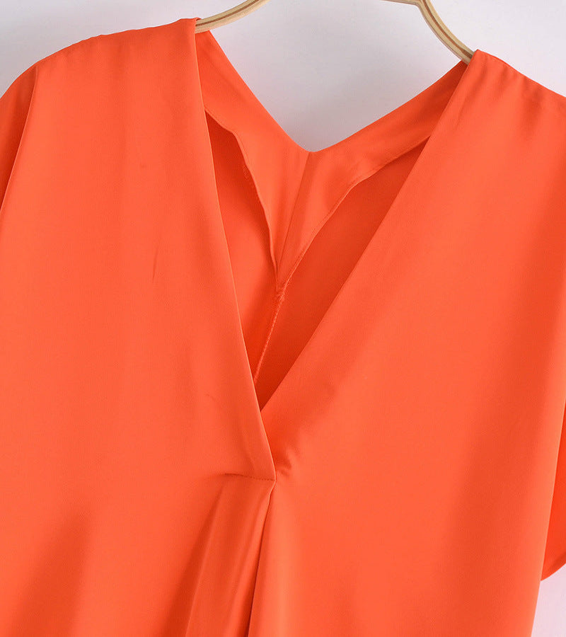 Lange Oranje V-Hals Jurk met Elegante Uitstraling en Luchtige Pasvorm