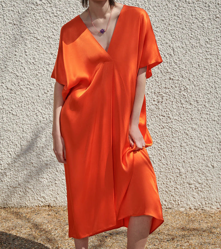 Lange Oranje V-Hals Jurk met Elegante Uitstraling en Luchtige Pasvorm