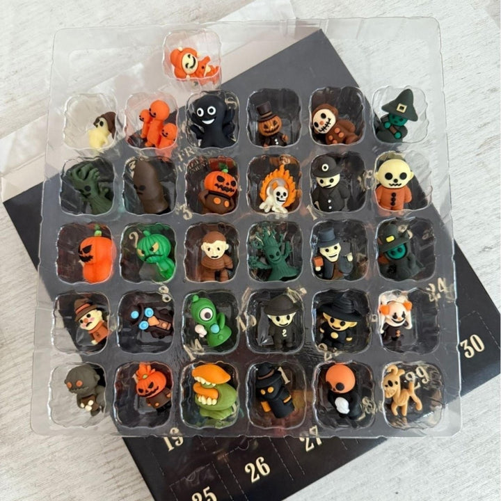 Halloween-adventskalender aftelldecoratie met spookachtige miniatuurfiguurtjes
