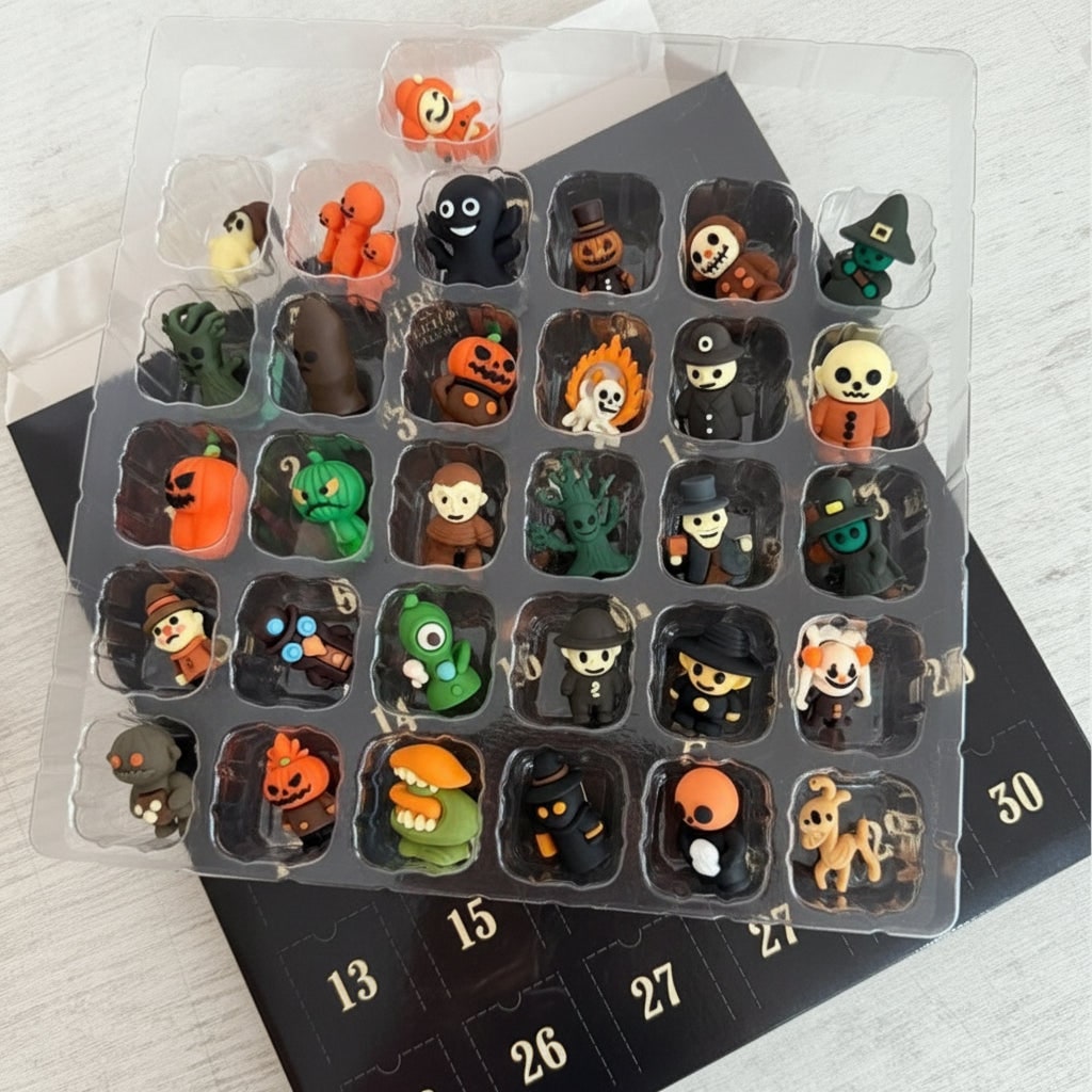 Halloween adventskalender aftelling met speelgoedfiguurtjes voor gezinsdecoratie