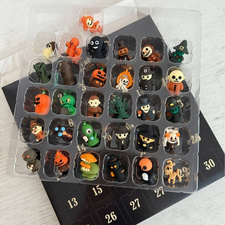 Halloween adventskalender aftelling met speelgoedfiguurtjes voor gezinsdecoratie