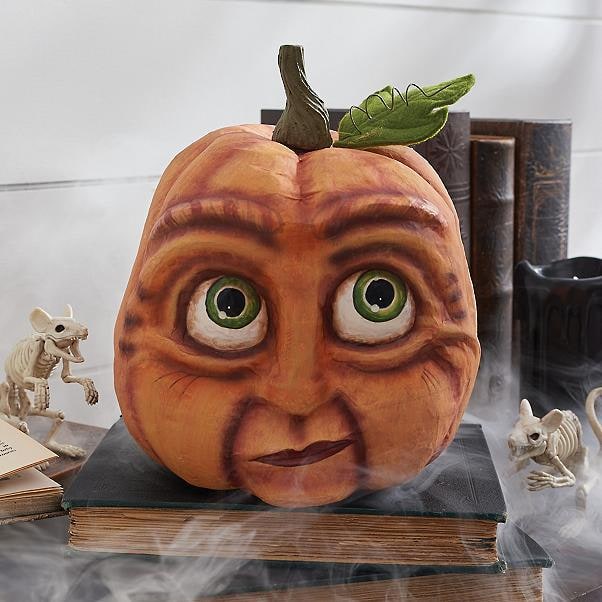 Halloween pompoendecoratie en uitsnijrekwisieten met expressieve gezichten voor voordeurdecoratie