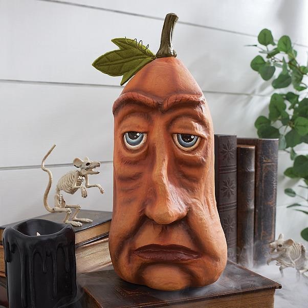 Halloween pompoendecoratie en uitsnijrekwisieten met expressieve gezichten voor voordeurdecoratie