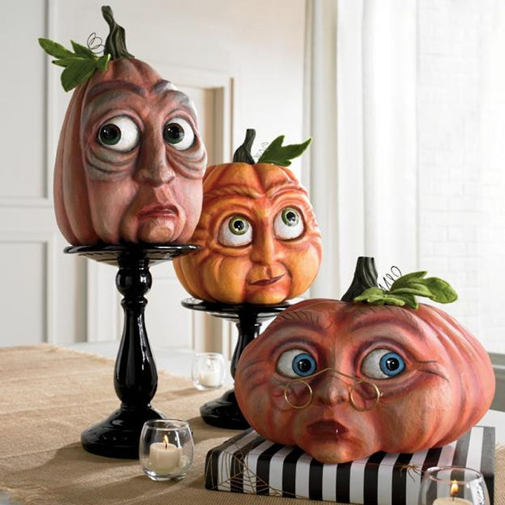 Halloween pompoendecoratie en uitsnijrekwisieten met expressieve gezichten voor voordeurdecoratie