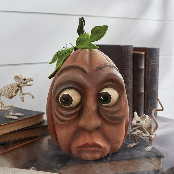 Halloween pompoendecoratie en uitsnijrekwisieten met expressieve gezichten voor voordeurdecoratie