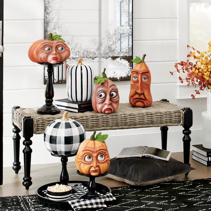 Halloween pompoendecoratie en uitsnijrekwisieten met expressieve gezichten voor voordeurdecoratie