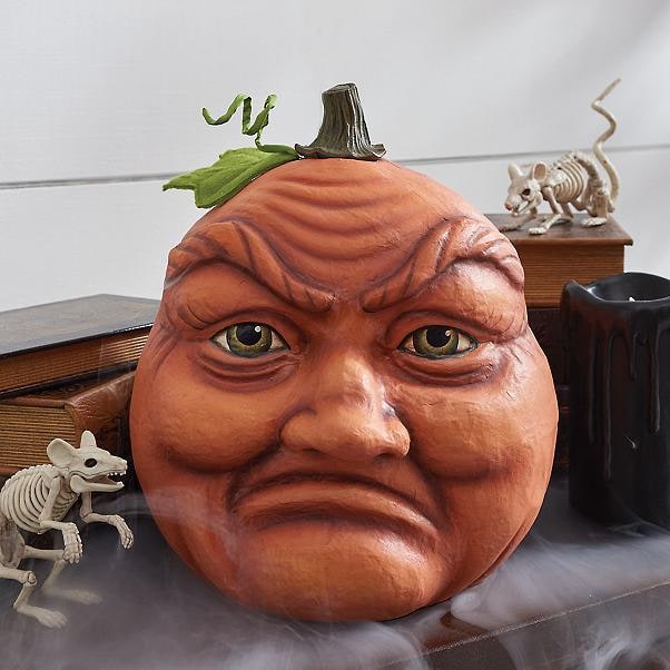 Halloween pompoendecoratie en uitsnijrekwisieten met expressieve gezichten voor voordeurdecoratie