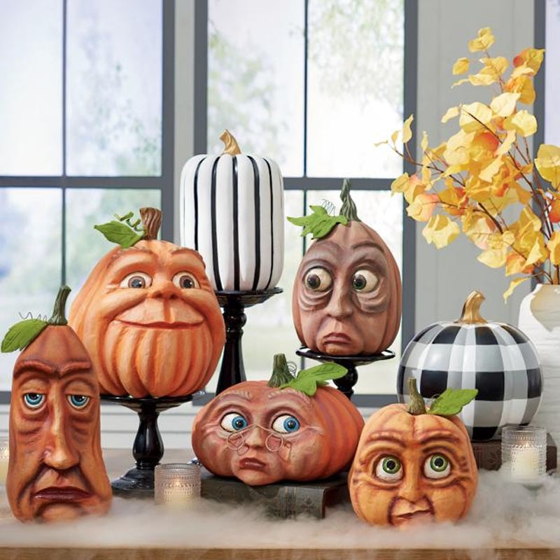 Halloween pompoendecoratie en uitsnijrekwisieten met expressieve gezichten voor voordeurdecoratie