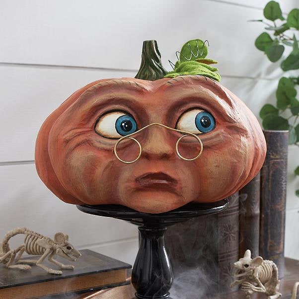 Halloween pompoendecoratie en uitsnijrekwisieten met expressieve gezichten voor voordeurdecoratie