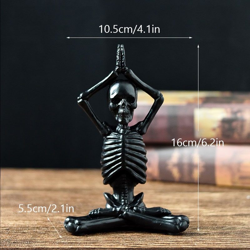 Halloween skelet in yogahouding, figuurtje van hars, spookachtige bureaudecoratie