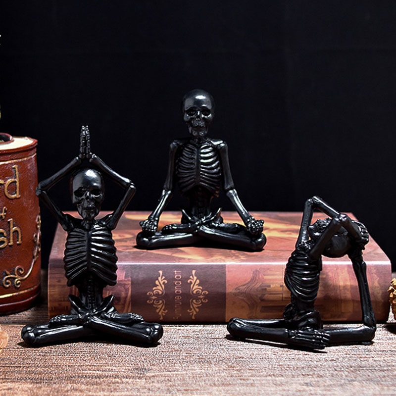 Halloween skelet in yogahouding, figuurtje van hars, spookachtige bureaudecoratie