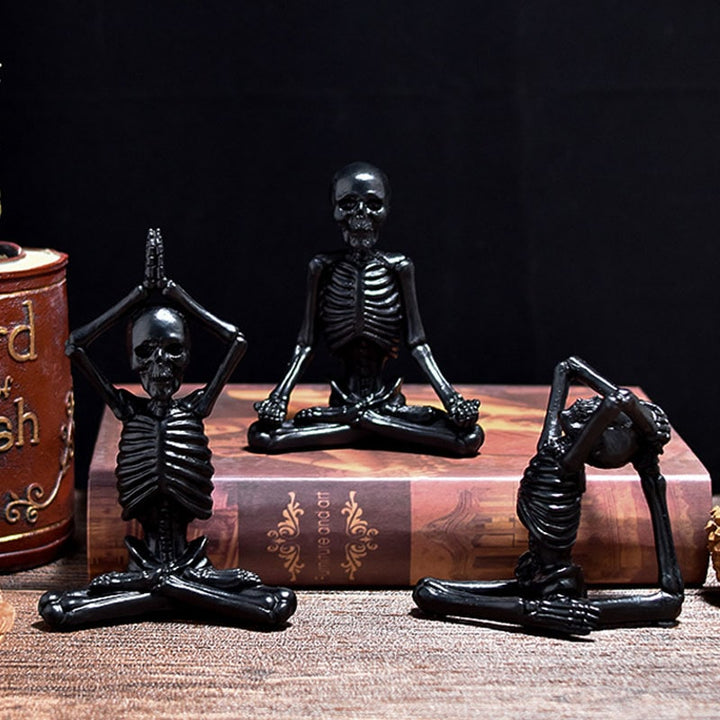 Halloween skelet in yogahouding, figuurtje van hars, spookachtige bureaudecoratie