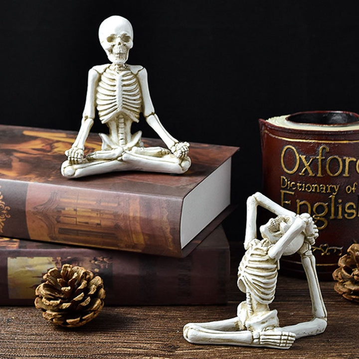 Halloween skelet in yogahouding, figuurtje van hars, spookachtige bureaudecoratie