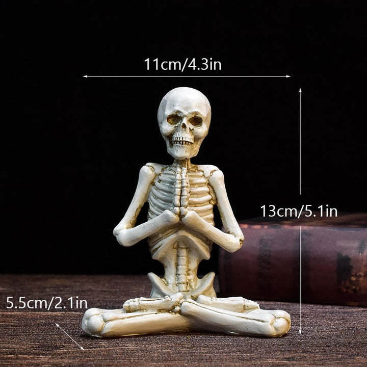 Halloween skelet in yogahouding, figuurtje van hars, spookachtige bureaudecoratie