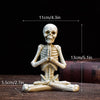 Halloween skelet in yogahouding, figuurtje van hars, spookachtige bureaudecoratie