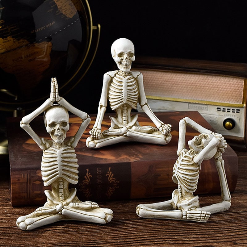 Halloween skelet in yogahouding, figuurtje van hars, spookachtige bureaudecoratie