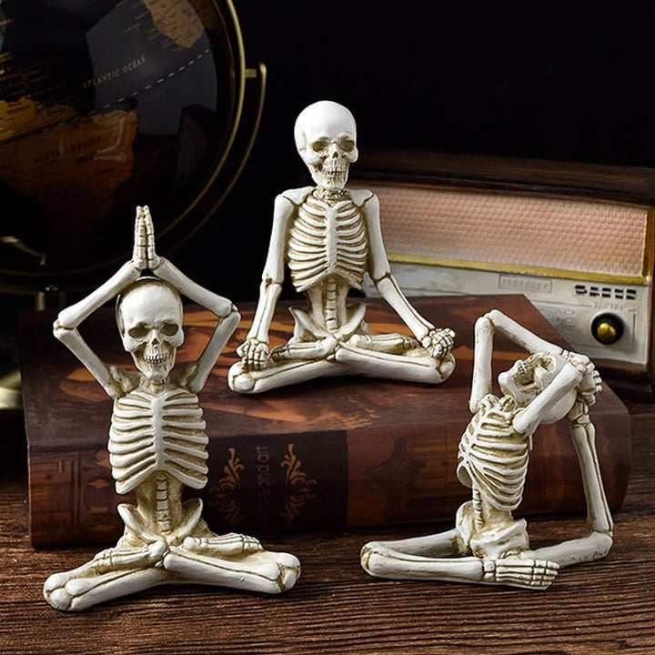 Halloween skelet in yogahouding, figuurtje van hars, spookachtige bureaudecoratie