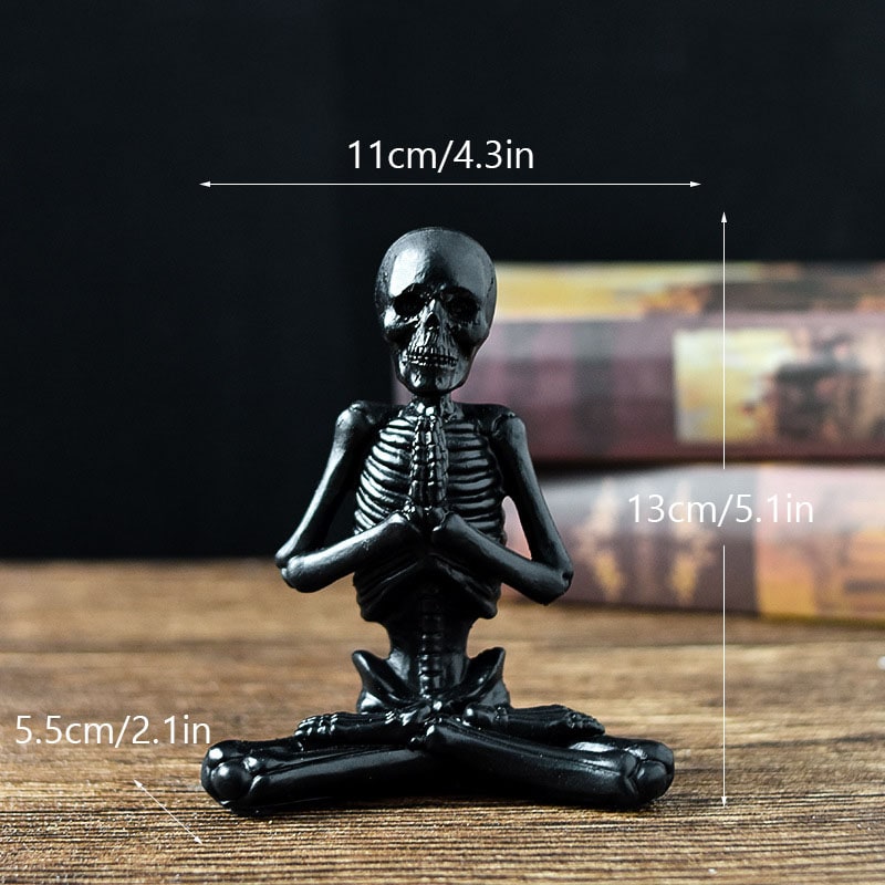 Halloween skelet in yogahouding, figuurtje van hars, spookachtige bureaudecoratie