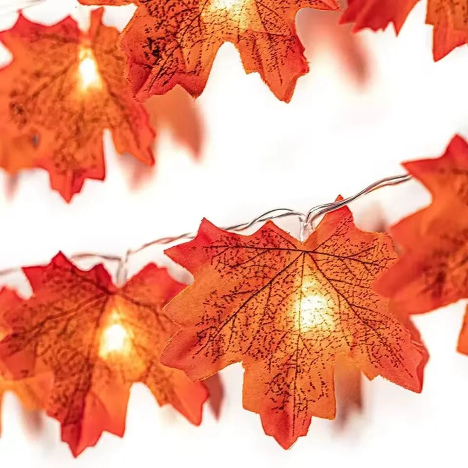 Halloween-lichtsnoer met esdoornbladeren op batterijen, warme amberkleurige gloed voor herfstfeestdecoratie