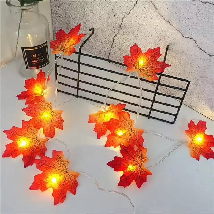 Halloween-lichtsnoer met esdoornbladeren op batterijen, warme amberkleurige gloed voor herfstfeestdecoratie
