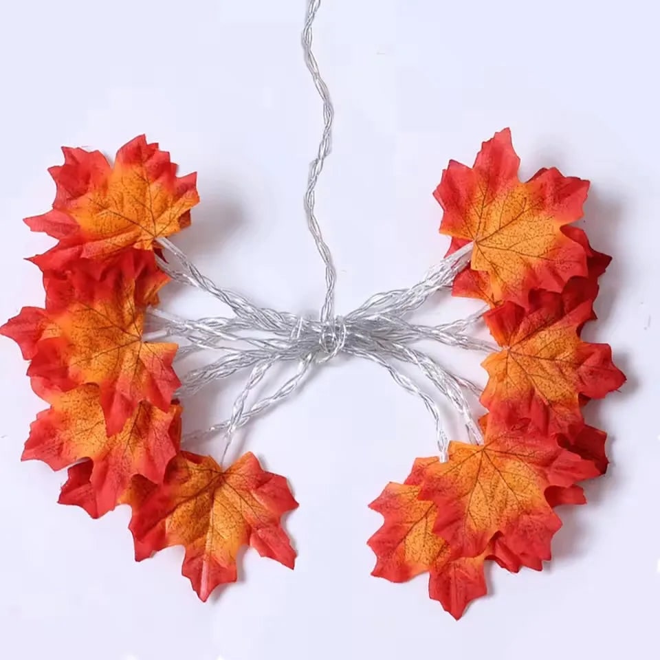 Halloween-lichtsnoer met esdoornbladeren op batterijen, warme amberkleurige gloed voor herfstfeestdecoratie