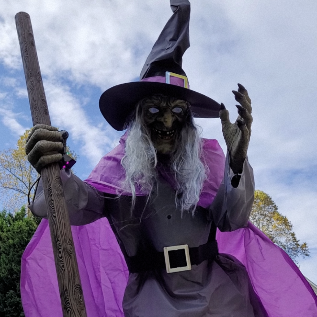 Halloween heksendecoratie, grote buitenrekwisiet met oplichtende ogen en bezemsteel voor enge tuindecoratie