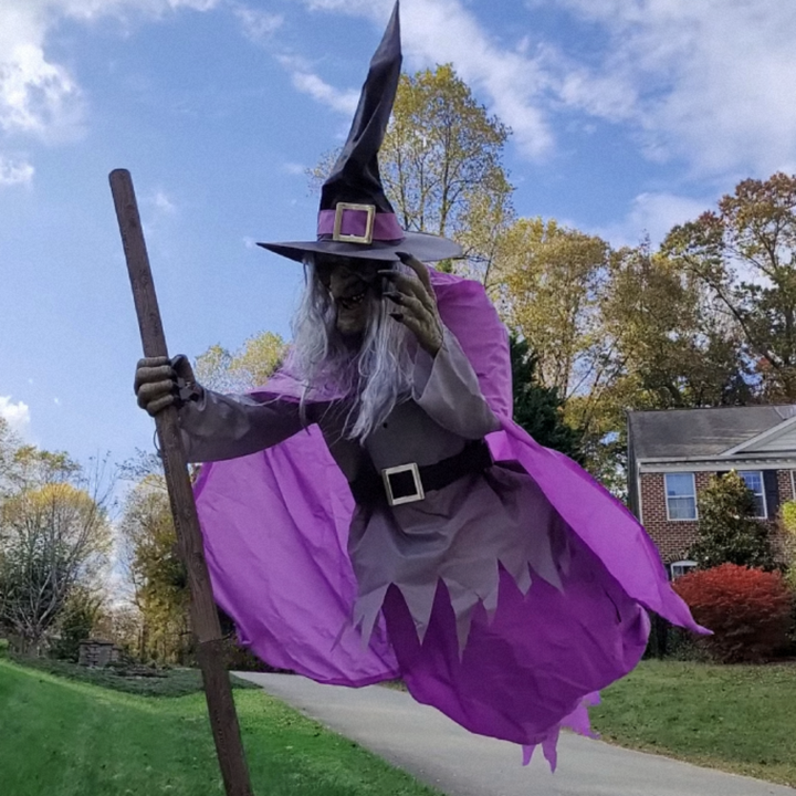 Halloween heksendecoratie, grote buitenrekwisiet met oplichtende ogen en bezemsteel voor enge tuindecoratie