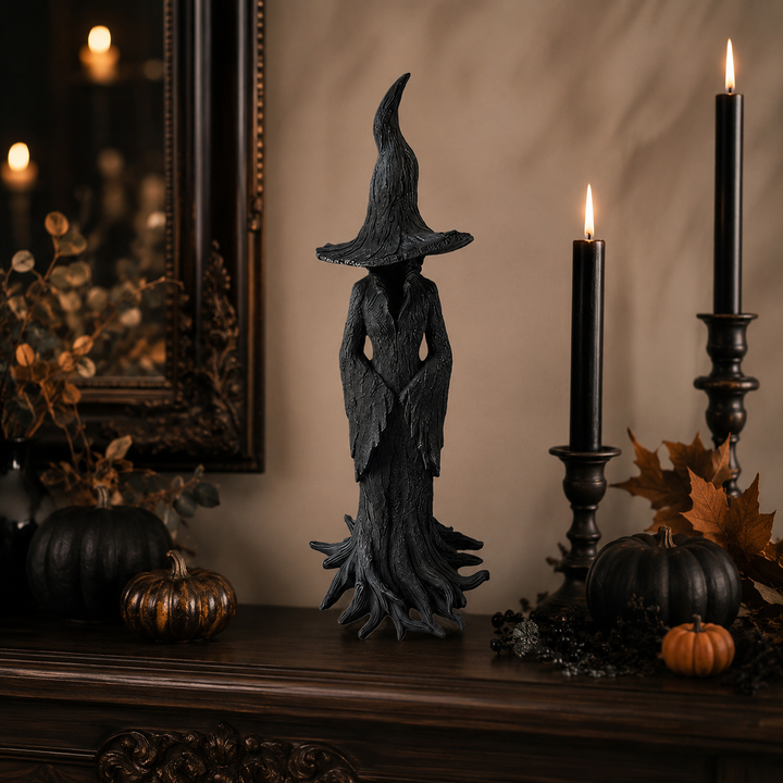 Halloween heksendecoratie beeldje met getextureerde schorsafwerking en wortelvoet voor tafeldecor