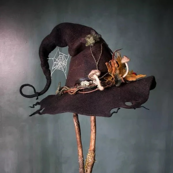 Halloween-heksenhoed van vilten wol met spinnenwebborduursel en bloemendesign voor verkleedfeestjes