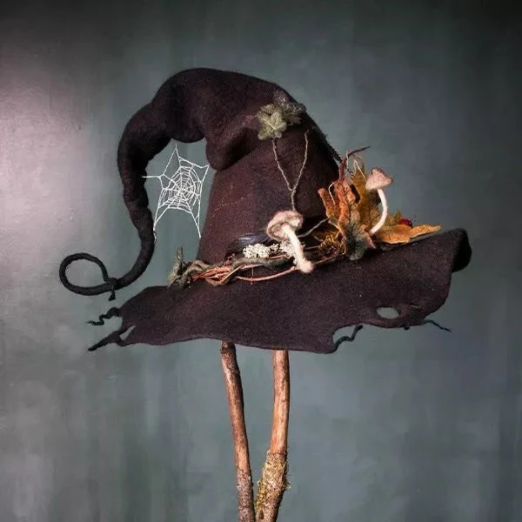 Halloween-heksenhoed van vilten wol met spinnenwebborduursel en bloemendesign voor verkleedfeestjes