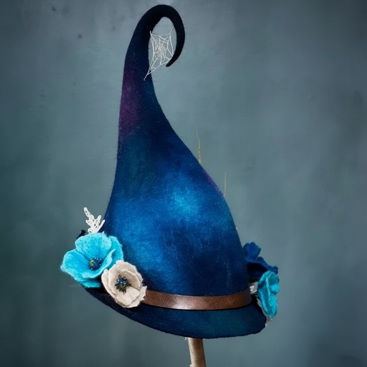 Halloween-heksenhoed van vilten wol met spinnenwebborduursel en bloemendesign voor verkleedfeestjes
