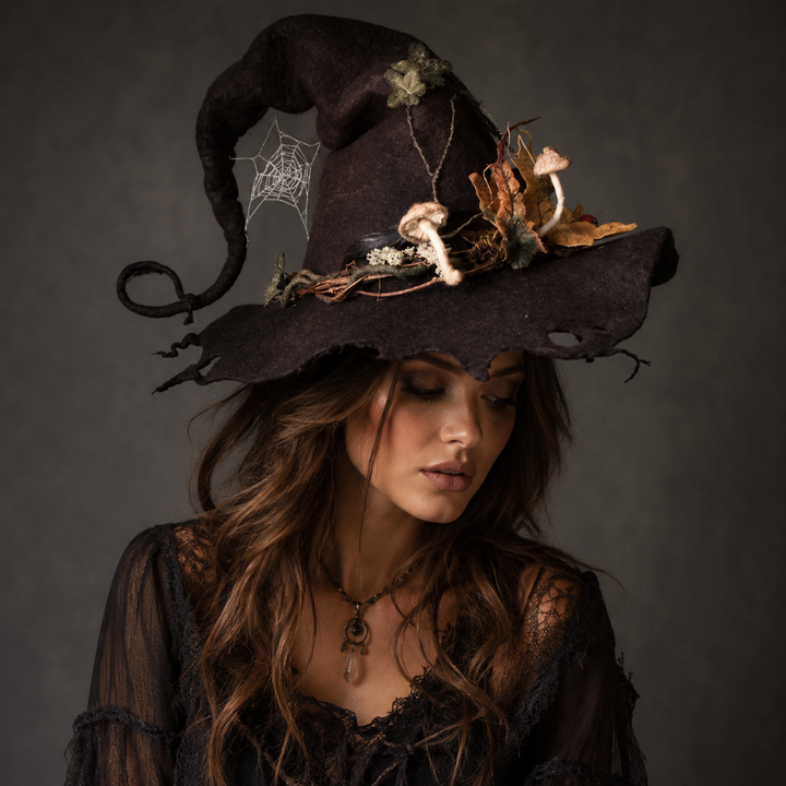 Halloween heksenhoed met versierde bosdetails en grillige gekrulde punt heksen