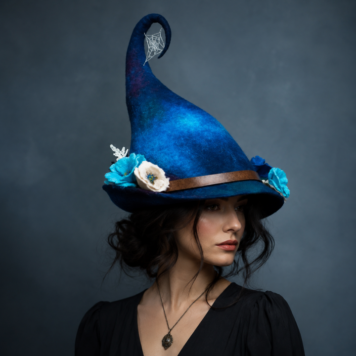 Halloween heksenhoed met versierde bosdetails en grillige gekrulde punt heksen