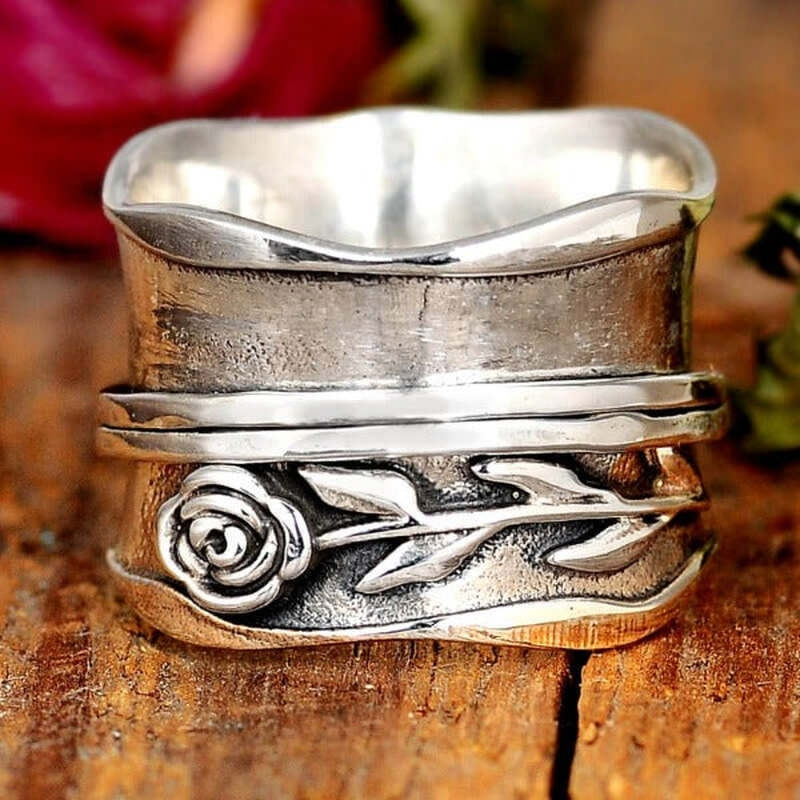 Handgemaakte zilveren ring met bloemmotief – Lila