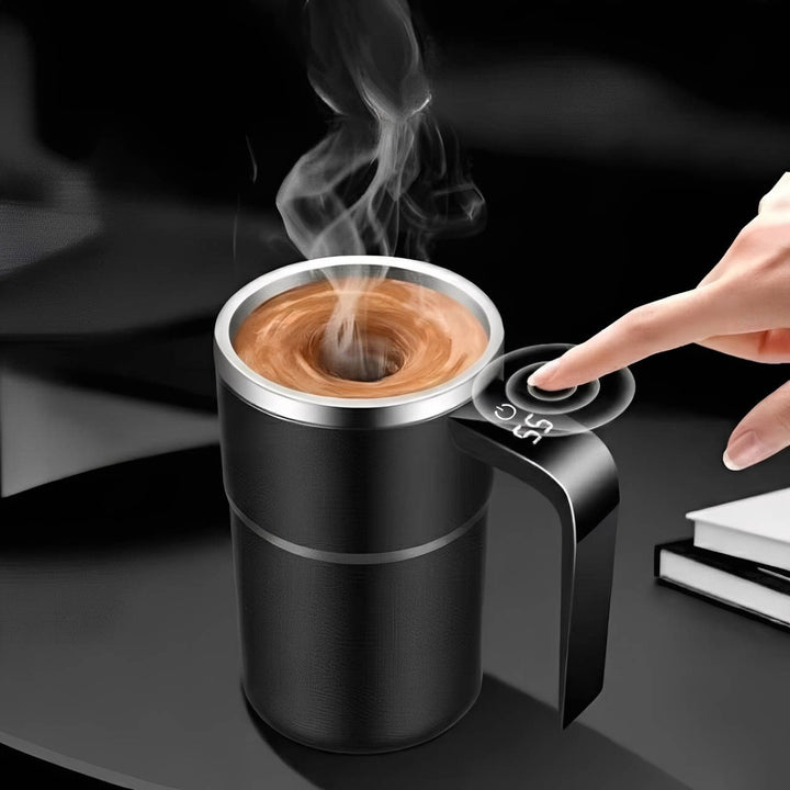 Zelfroerende reisbeker om koffie warm te houden met magnetische roerder en temperatuurdisplay, oplaadbaar