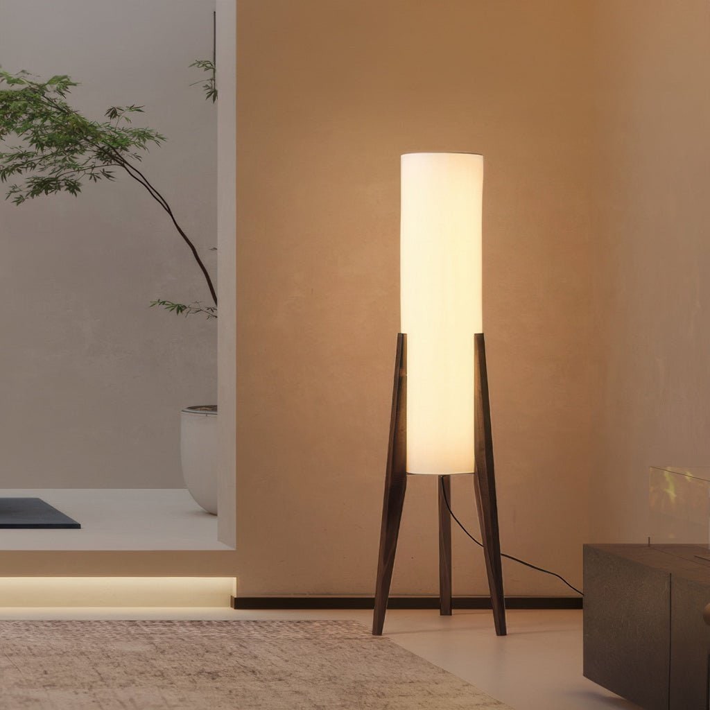 Hoge LED-vloerlamp met houten driepoot en cilindrische stoffen kap met tafel