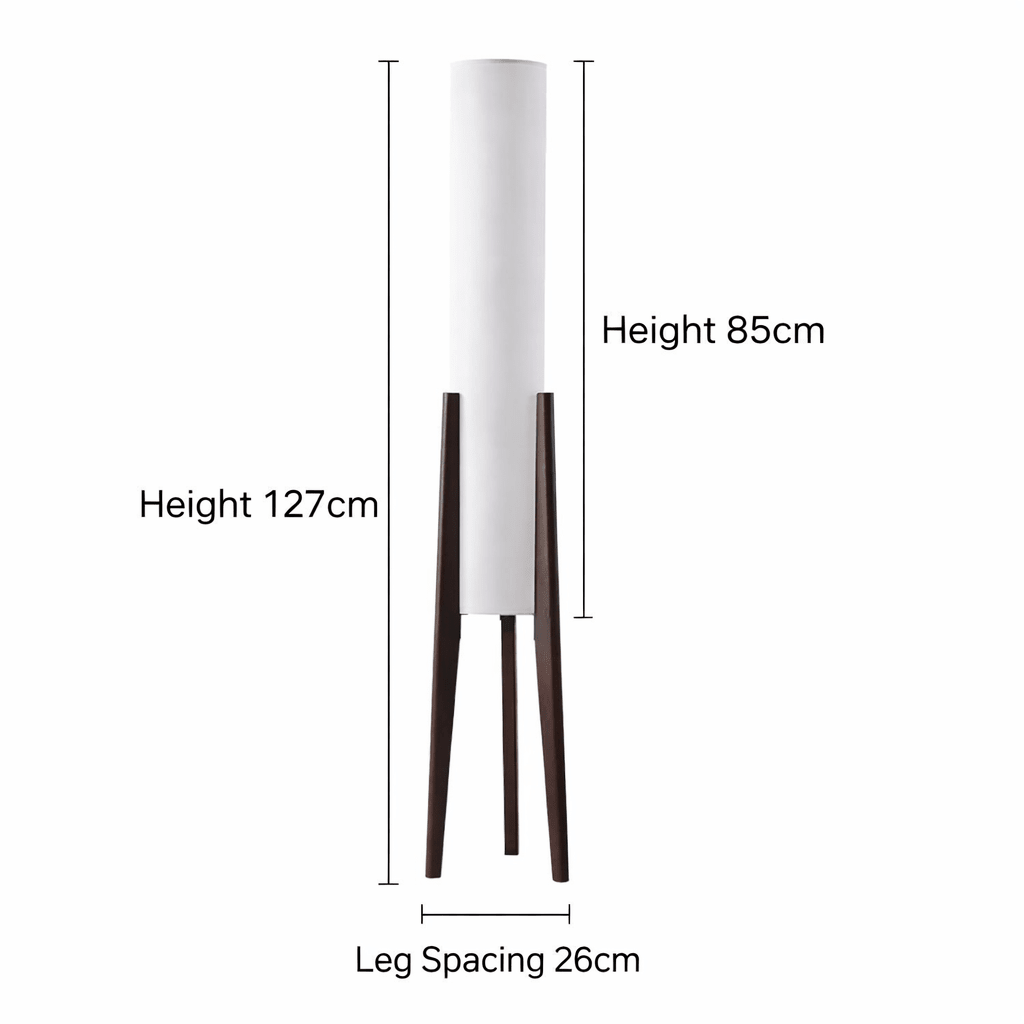 Hoge LED-vloerlamp met houten driepoot en cilindrische stoffen kap met tafel