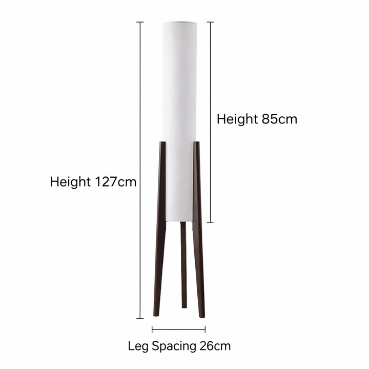 Hoge LED-vloerlamp met houten driepoot en cilindrische stoffen kap met tafel