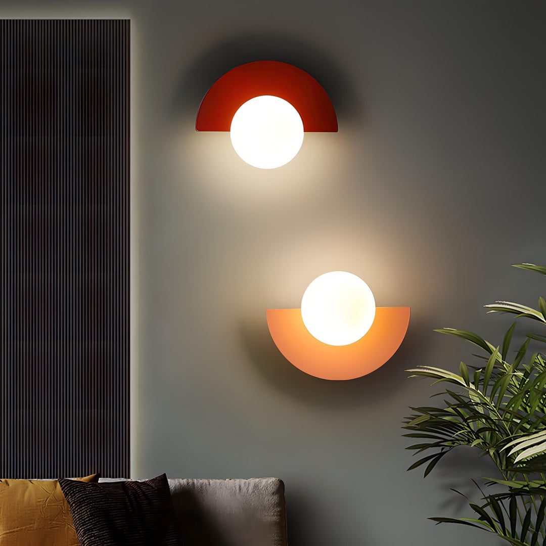 Moderne wandlamp met matte bol en halfronde achterplaat vast aangesloten