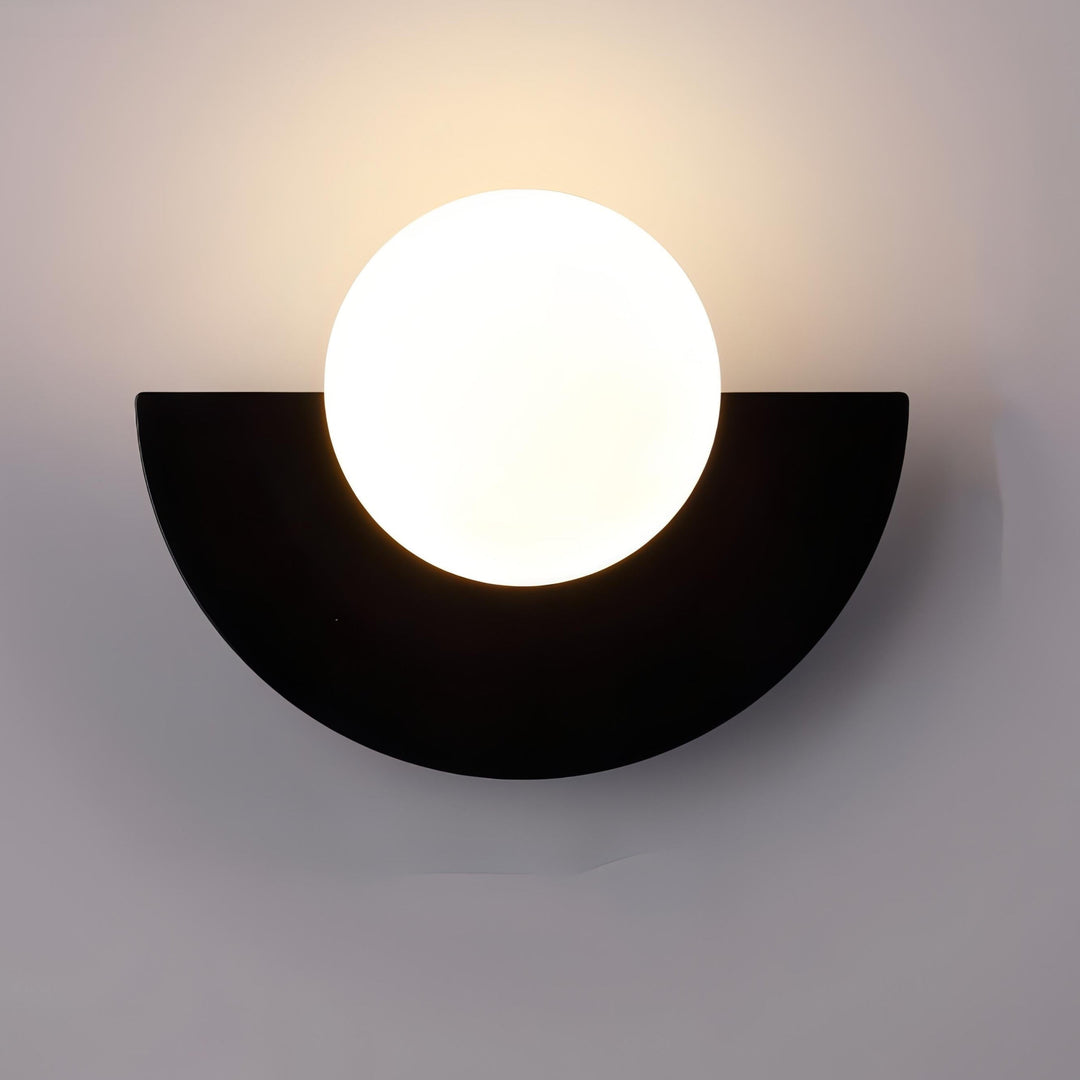 Moderne wandlamp met matte bol en halfronde achterplaat vast aangesloten