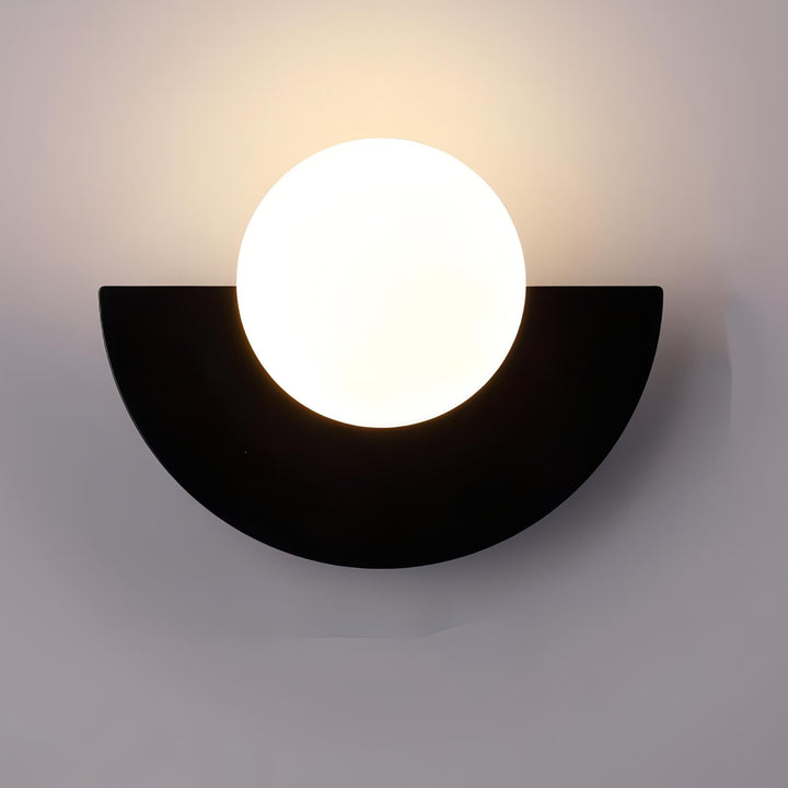 Moderne wandlamp met matte bol en halfronde achterplaat vast aangesloten
