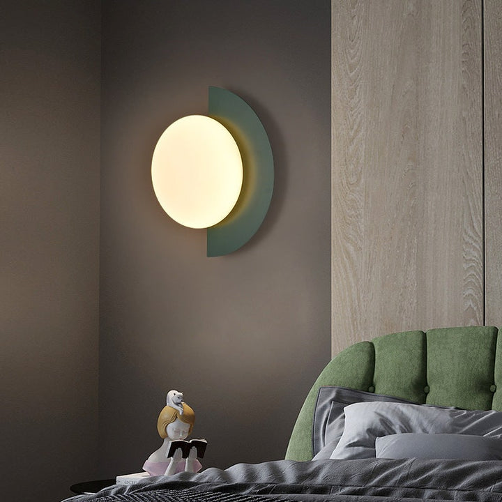 Moderne wandlamp met matte bol en halfronde achterplaat vast aangesloten