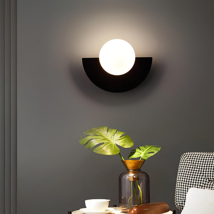 Moderne wandlamp met matte bol en halfronde achterplaat vast aangesloten