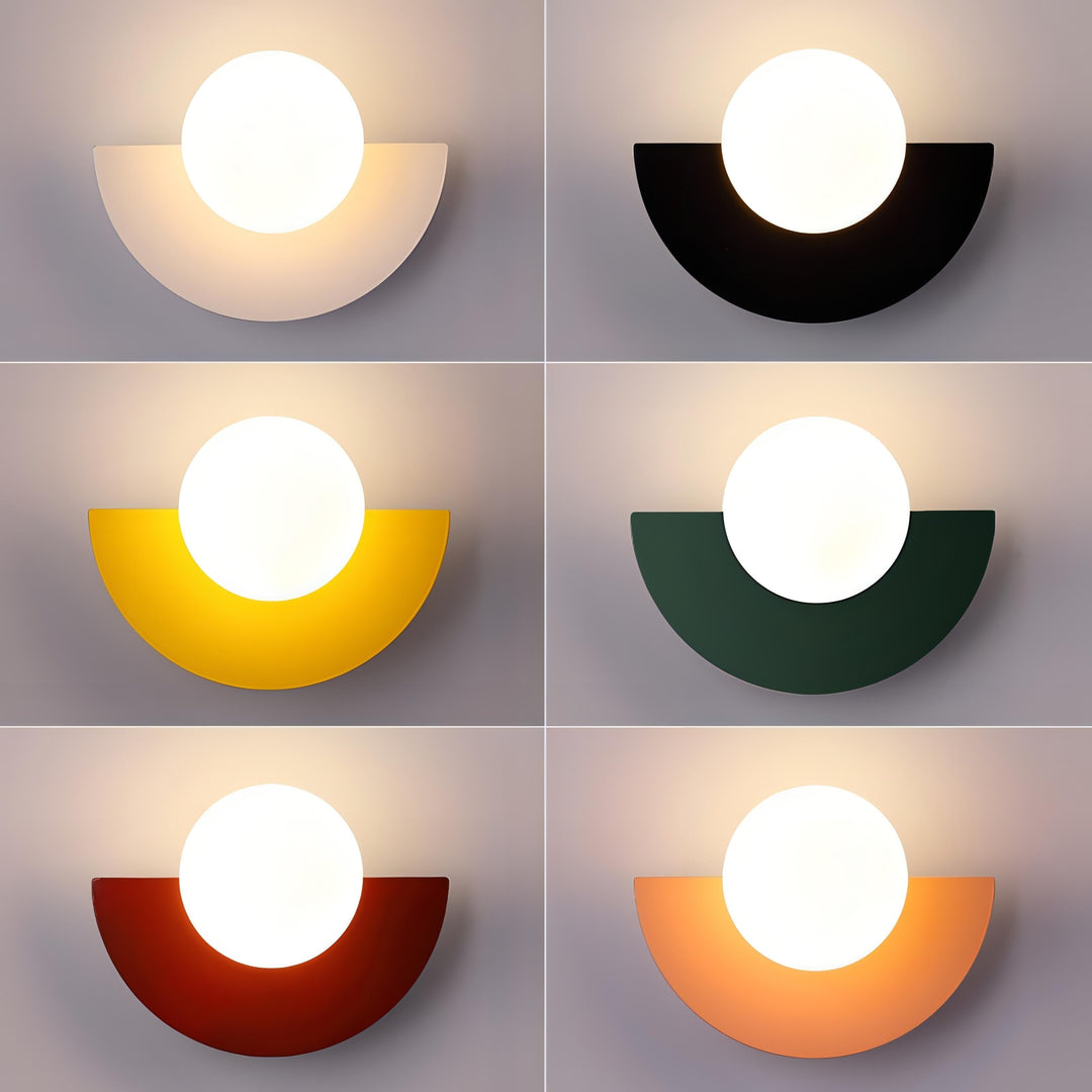 Moderne wandlamp met matte bol en halfronde achterplaat vast aangesloten
