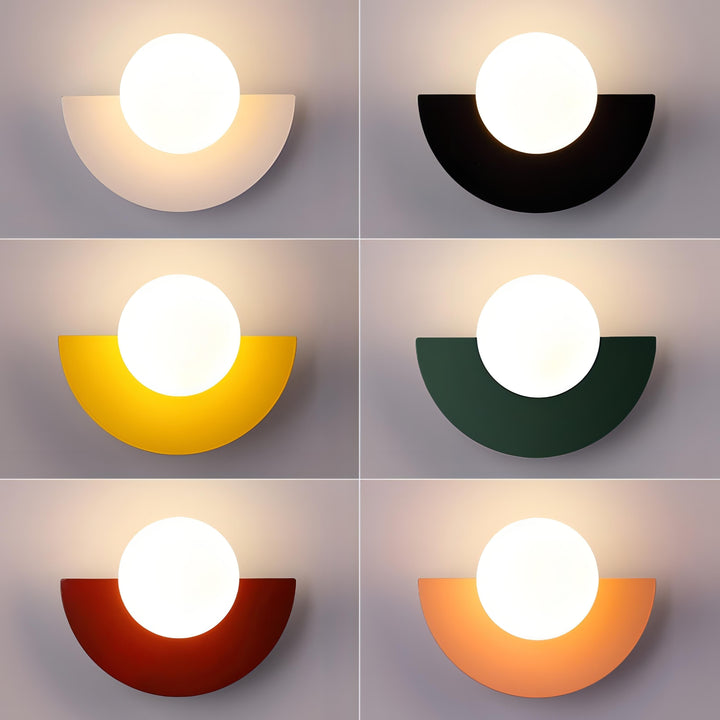 Moderne wandlamp met matte bol en halfronde achterplaat vast aangesloten